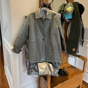 Brand new Levis pleather shirt jacket in olive green. Size small